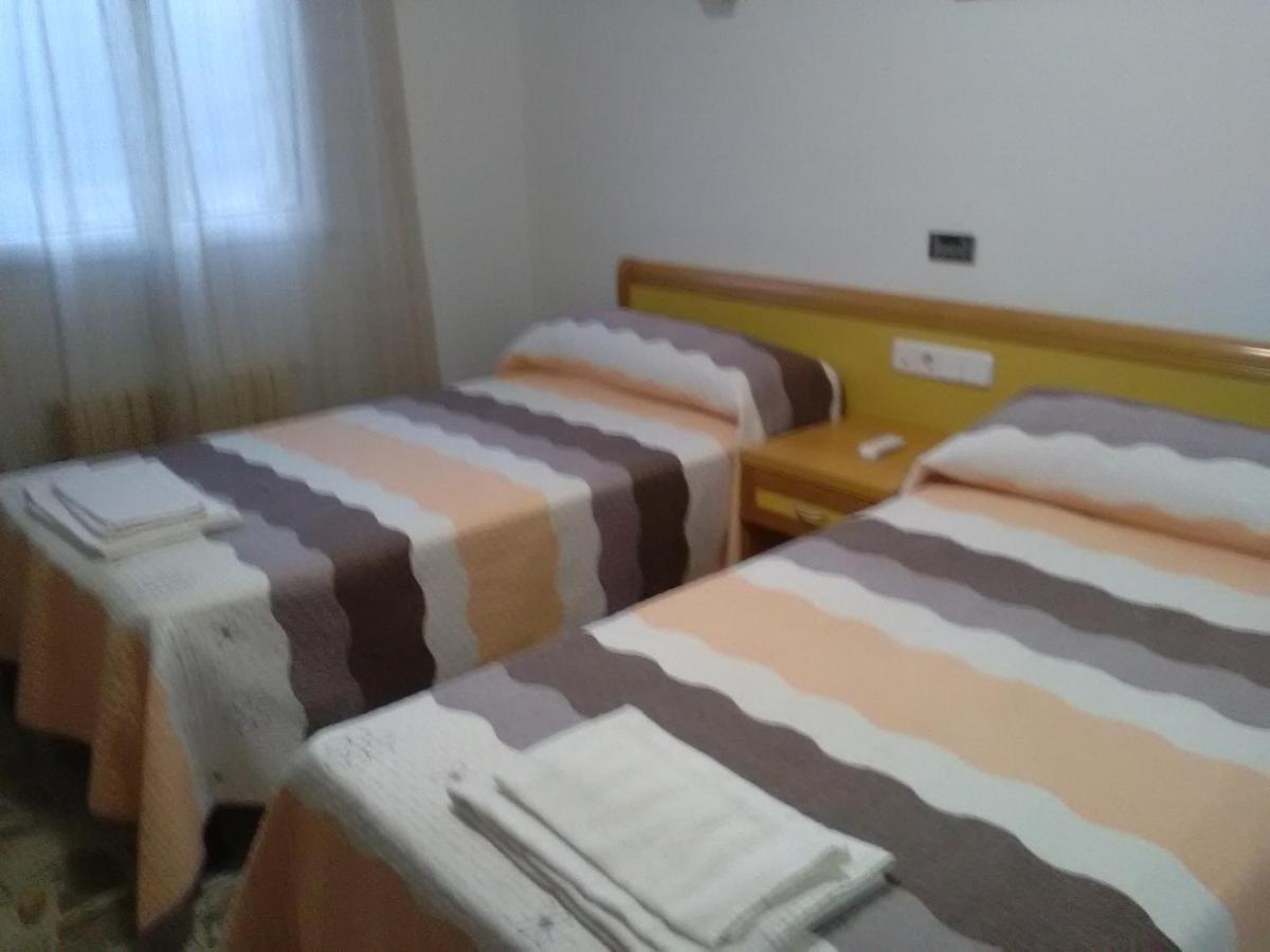 Hostal Restaurante El Cazador Nuevalos Bagian luar foto