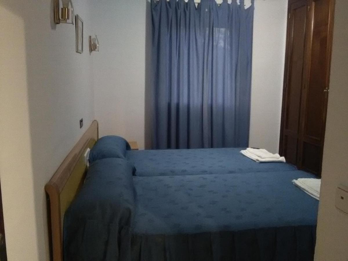 Hostal Restaurante El Cazador Nuevalos Bagian luar foto