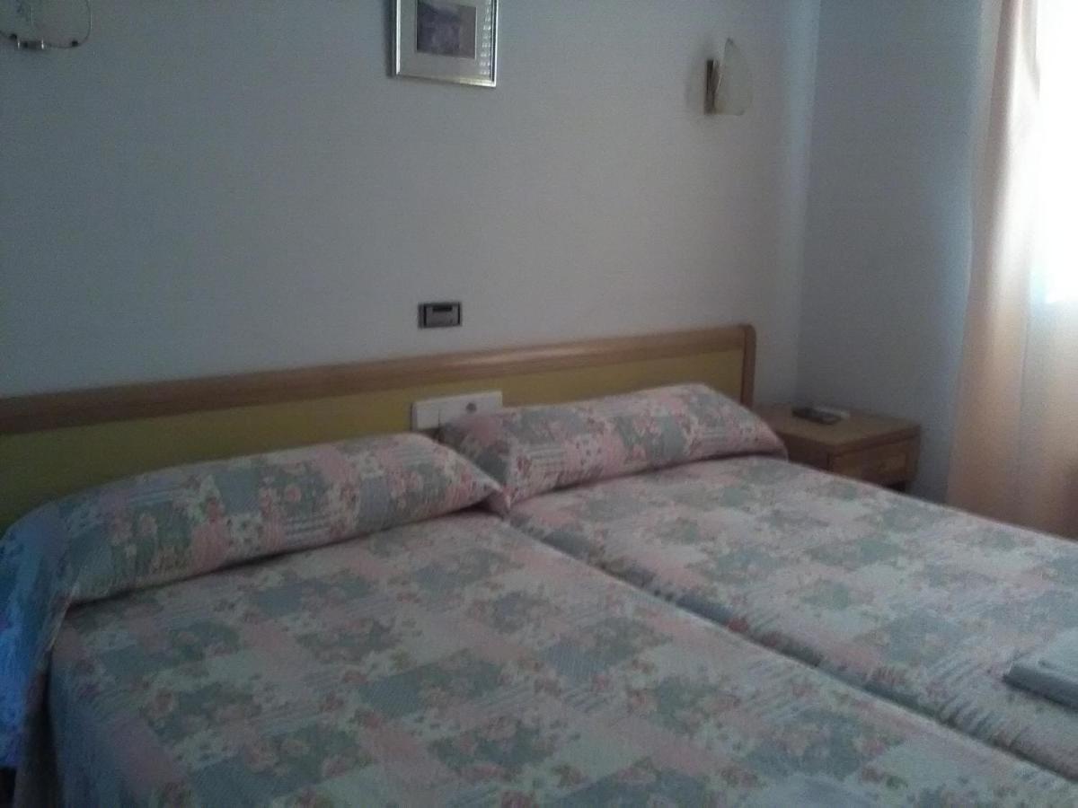 Hostal Restaurante El Cazador Nuevalos Bagian luar foto