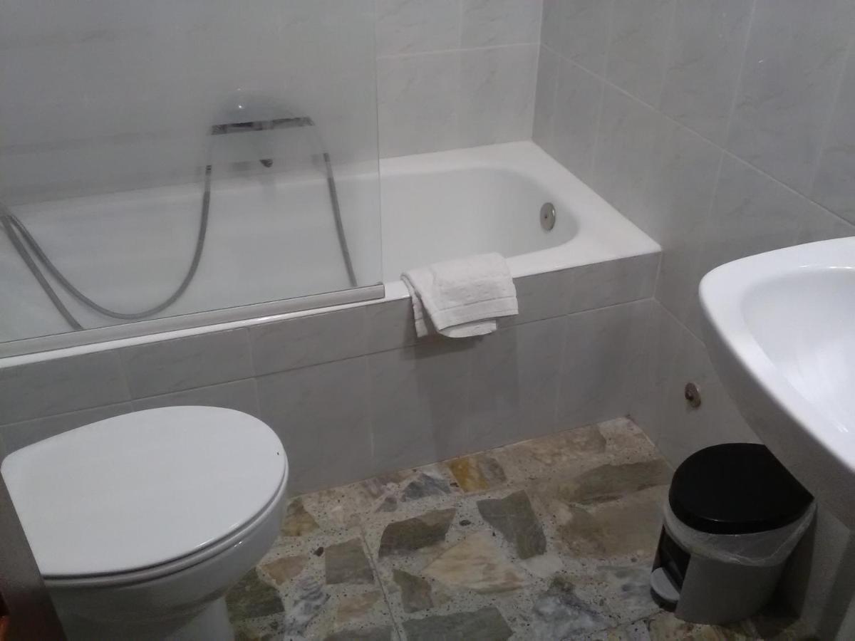 Hostal Restaurante El Cazador Nuevalos Bagian luar foto