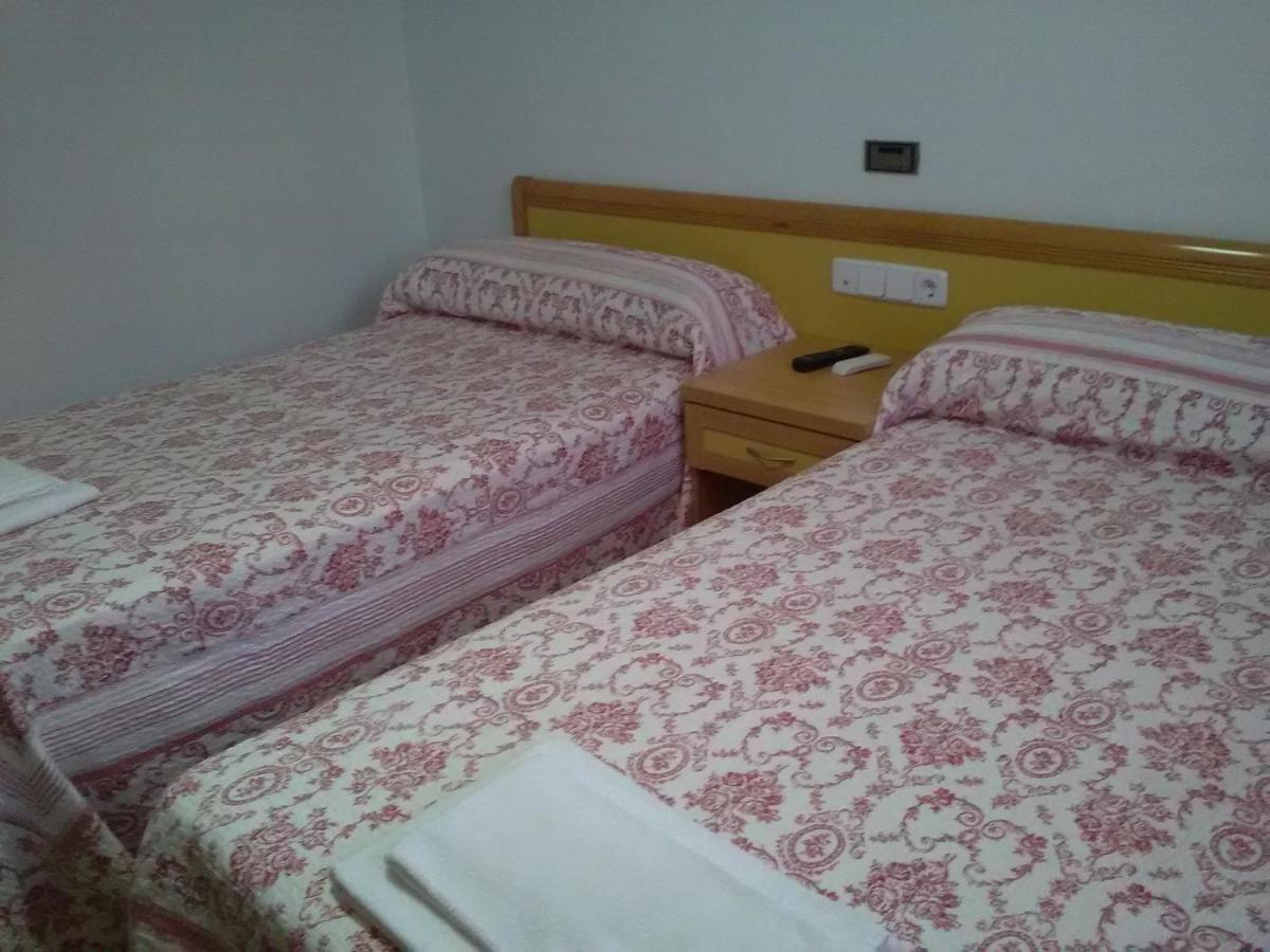 Hostal Restaurante El Cazador Nuevalos Bagian luar foto